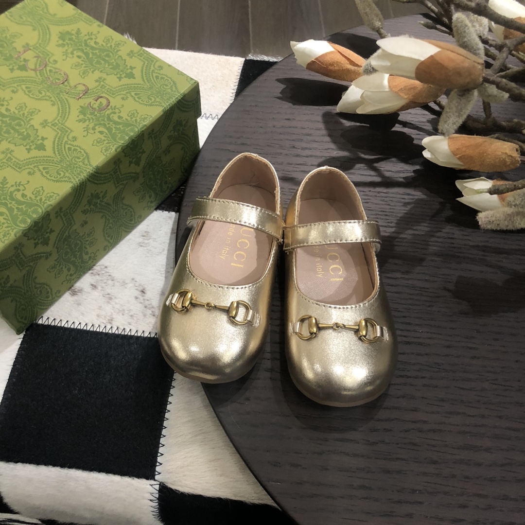 Children's shoes child
